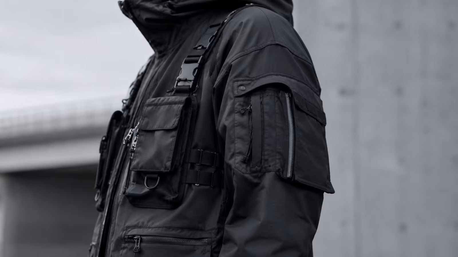 Techwear Tarzı Sokak Kombinleri Nasıl Oluşturulur: Rehber